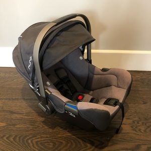 **SOLD* Nuna Pipa Car seat w/ infant insert & base
